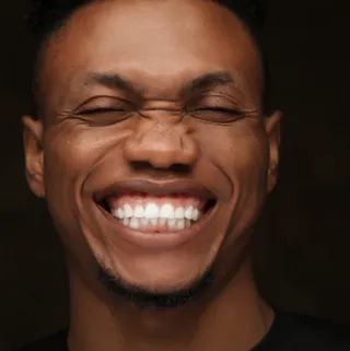 Sorriso com tonalidade natural e harmoniosa