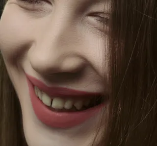 Paciente sorrindo durante atendimento odontológico